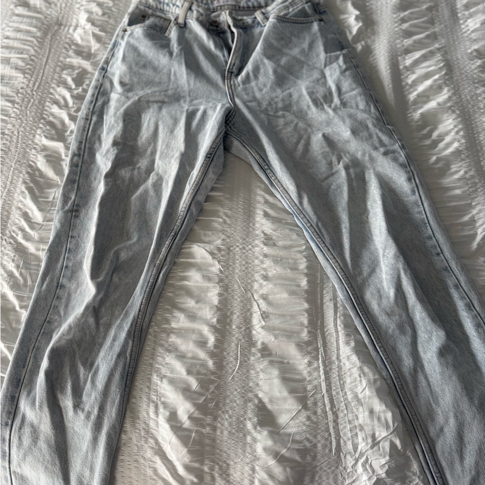 Light Wash Straight-Leg Jeans - Pale Blue